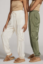 Load image into Gallery viewer, Textured satin cargo pants
