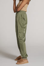 Load image into Gallery viewer, Textured satin cargo pants
